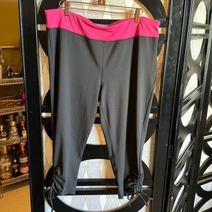 Tek Gear Gray Capri Ruched Yoga / Workout / Exercise / Athletic Pull On Pants.